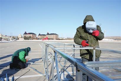 查幹湖第十八屆冰雪漁獵文化旅遊節開幕式現場準備工作有序進行