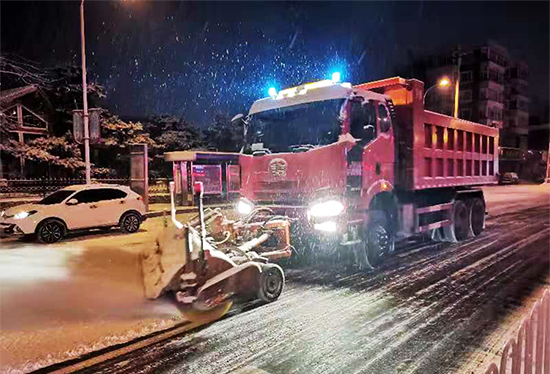 03【吉林供稿】延吉市1600余名環衛工人上路清雪 保道路暢通