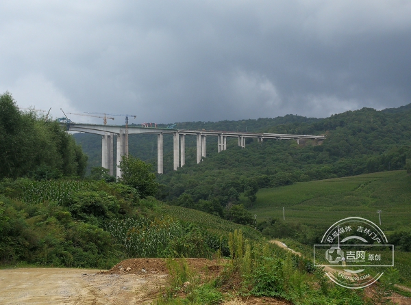 東北第一高橋涼水特大橋合龍 輝白高速貫通