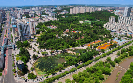 延吉人民公園荷花盛開 夏日風光醉遊人_fororder_圖片1