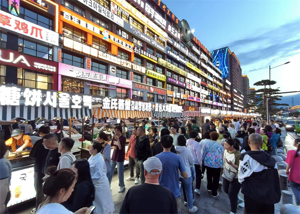 延吉網紅彈幕墻再添煙火氣 延大美食街夜市正式開市_fororder_吉林彈幕墻1