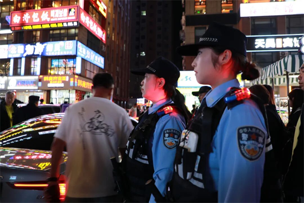 延吉公安：雙節守護 延吉網紅墻下“藍玫瑰”綻放_fororder_吉林公安2