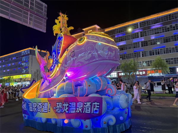 延吉花車巡遊璀璨啟幕 夏夜經濟再添活力_fororder_吉林花車1