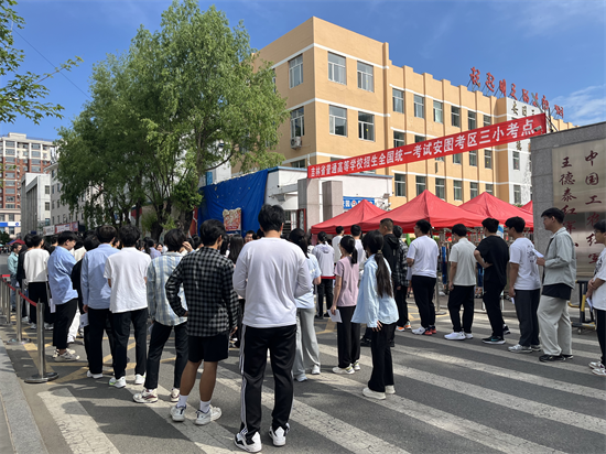 吉林安圖553名學子自信應考 考點保障全面到位_fororder_吉林安圖高考1