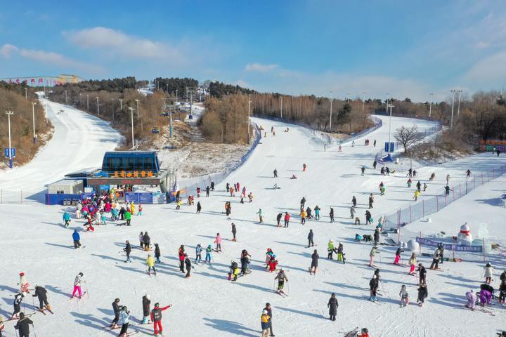 雪地撒歡 熱“雪”沸騰——“雪假”讓青少年奔赴冰雪運動之約