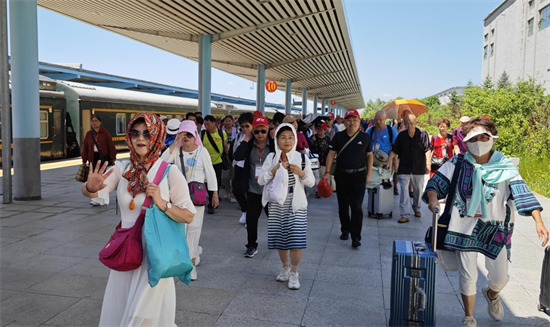 首趟“銀齡樂遊·鮮到延邊”銀發旅遊專列抵達延吉_fororder_吉林銀鈴1