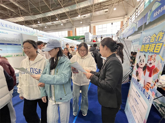 延吉市司法局：秋季招聘會法律諮詢區護航大學生就業路_fororder_吉林司法局