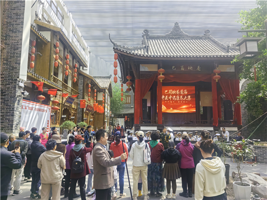長春巴蜀映巷“首屆中醫中藥康養大集”熱鬧啟幕_fororder_01 (1)