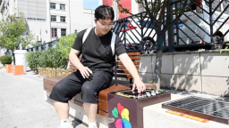 延吉網紅彈幕墻對面新增無線充電座椅
