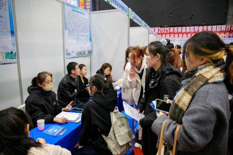 七千崗位助力留吉就業 長春中醫藥大學舉行吉林省醫藥類招聘會
