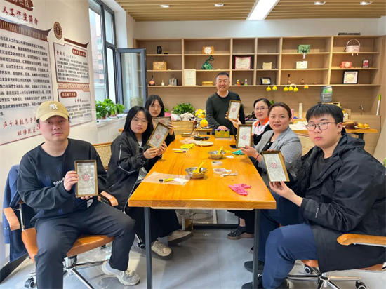 延吉市民昌社區工會匠人館以紙為媒續寫非遺傳承新篇章_fororder_吉林工會匠人