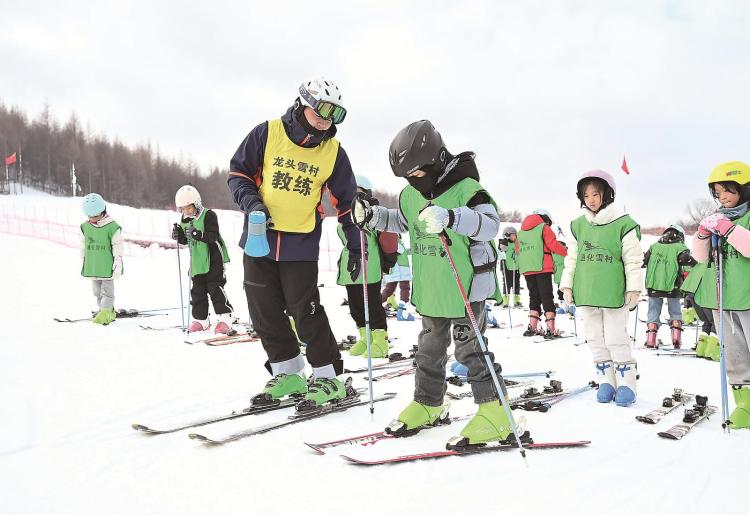 吉林“雪假” 孩子們在冰雪裏玩嗨了！