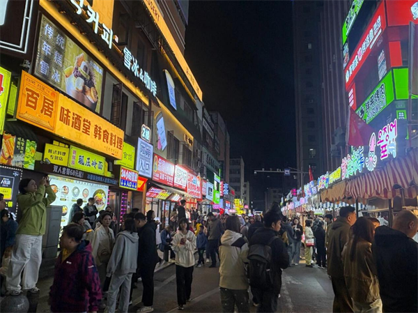 國慶假期 延吉網紅彈幕墻引爆遊覽熱潮_fororder_吉林彈幕墻2