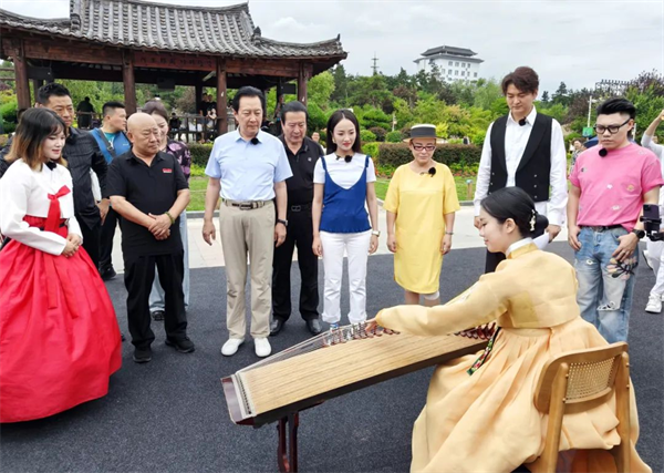 “愛上吉林”節目組走進延吉 沉浸式體驗朝鮮族風情_fororder_吉林愛上1
