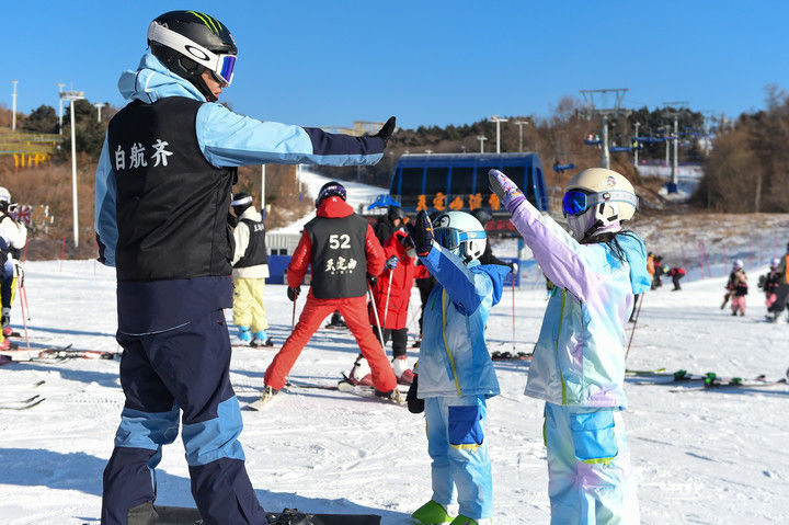 雪地撒歡 熱“雪”沸騰——“雪假”讓青少年奔赴冰雪運動之約