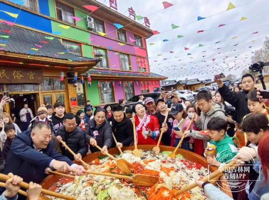 安圖縣舉辦“來多彩延邊 探邊境春韻 相聚松花村 共繪中華情”“五一”文旅體驗活動