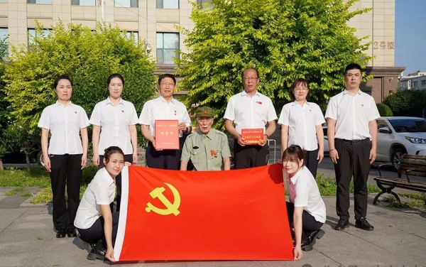 白山方大集團“八一”前夕走訪慰問26位參戰老兵_fororder_吉林白山
