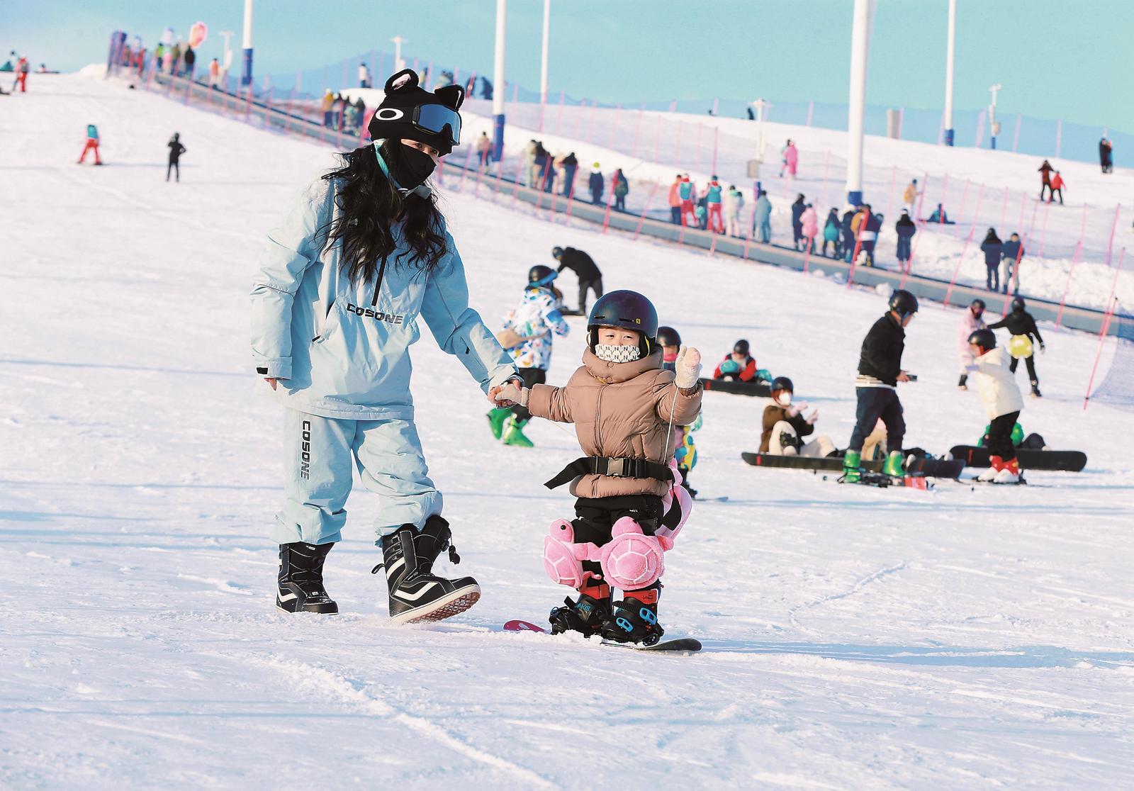 吉林“雪假” 孩子們在冰雪裏玩嗨了！
