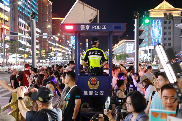 延吉網紅彈幕墻下的平安“打卡點”_fororder_吉林彈幕墻1