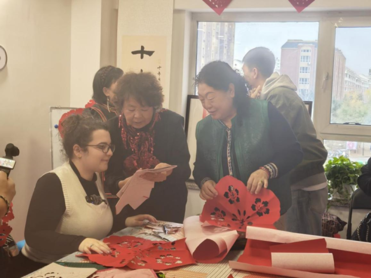 “家門口”的幸福!——多國記者點讚吉林松原社區居民多彩晚年生活