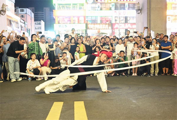 “夏夜遇非遺”燃爆延吉網紅彈幕墻！歌舞展演點亮延邊之夜_fororder_吉林夏夜1