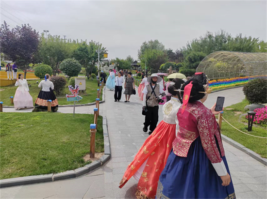 中國朝鮮族民俗園內遊客沉浸式體驗非遺魅力_fororder_吉林朝鮮族民俗園