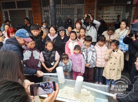安圖縣舉辦“來多彩延邊 探邊境春韻 相聚松花村 共繪中華情”“五一”文旅體驗活動