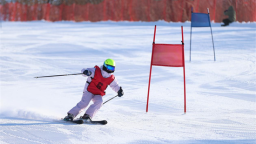 逐雪而行 少年飛馳 延吉市第三屆中小學高山滑雪比賽舉行