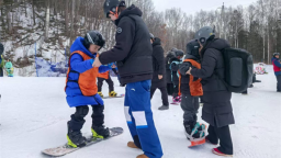 延吉市舉辦“假日有約 親子同行”暢遊冰雪世界主題公益活動