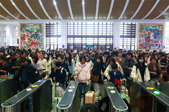 國慶中秋假期 延吉西站到發旅客36萬人次_fororder_圖片 2