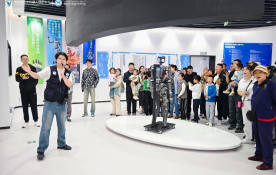 2025吉林省首屆機器人文化節開幕 倣生科技與智慧體驗引爆國慶假期_fororder_圖片3