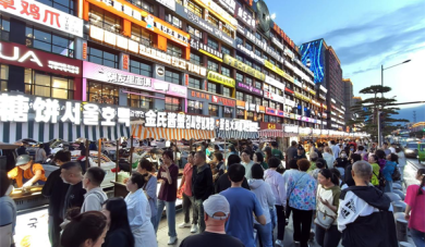 延吉網紅彈幕墻再添煙火氣 延大美食街夜市正式開市