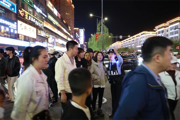 延吉公安：雙節守護 延吉網紅墻下“藍玫瑰”綻放_fororder_吉林公安1