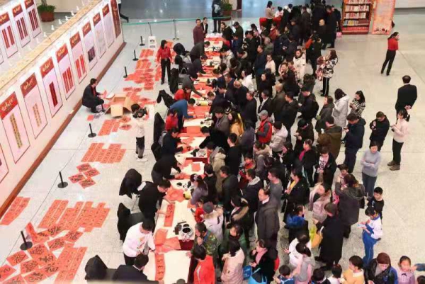 吉林省圖書館寫春聯、剪窗花迎新年