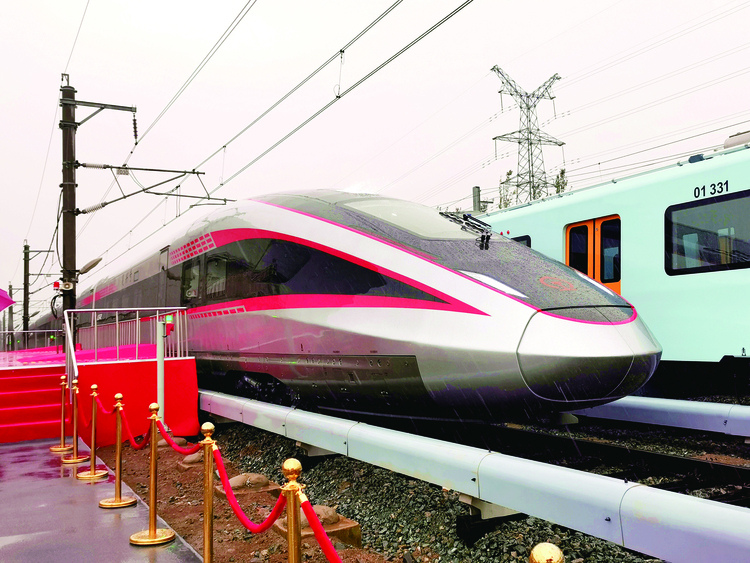 時速400公里跨國互聯互通高速動車組在長春下線