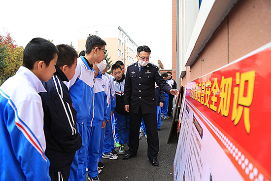 【B】【吉03】延吉出入境邊防檢查站開展安全教育進校園活動_fororder_jlld2010230302