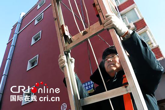 05【吉林】【供稿】【CRI看吉林（標題）】【關東黑土（長春）】【移動版（圖）】光纜維護員：男子漢的“針線活兒”