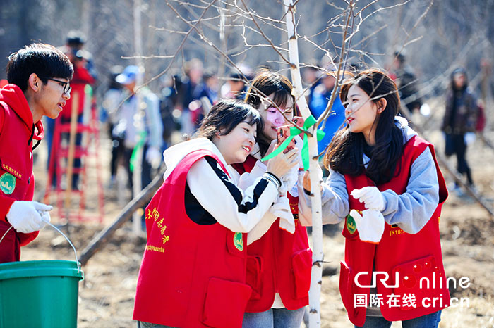 04【吉林】【原創】【CRI看吉林（標題）】【關東黑土（長春）】【移動版（圖）】長春凈月高新區舉行第四屆“凈月粉絲節”義務植樹活動