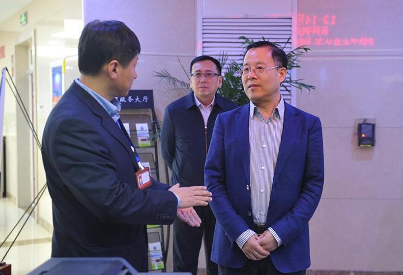 吉林省科技廳廳長于化東到省政府服務中心窗口調研並慰問工作人員