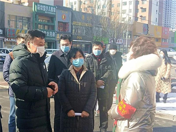 長春市南關區委書記謝志敏走訪慰問女社區工作者和巾幗志願者