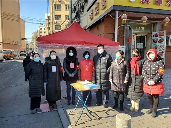長春市南關區委書記謝志敏走訪慰問女社區工作者和巾幗志願者