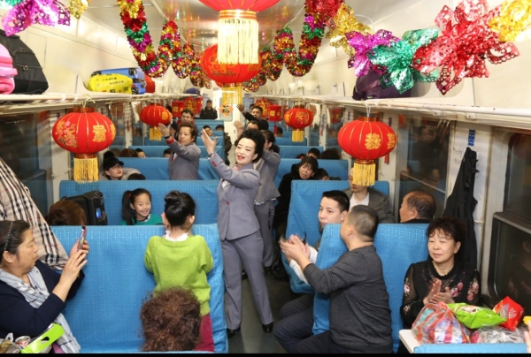 4318次綠皮慢火車上“鬧”元宵