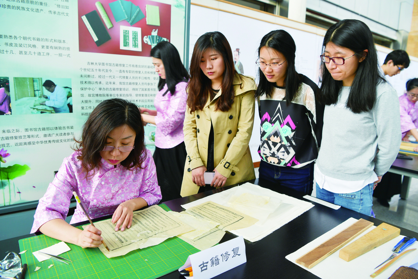 吉大學子修復古籍 體驗非遺傳統技藝
