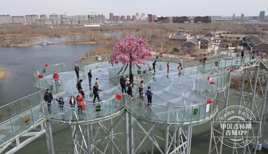 玻璃廊橋落戶長春北湖公園