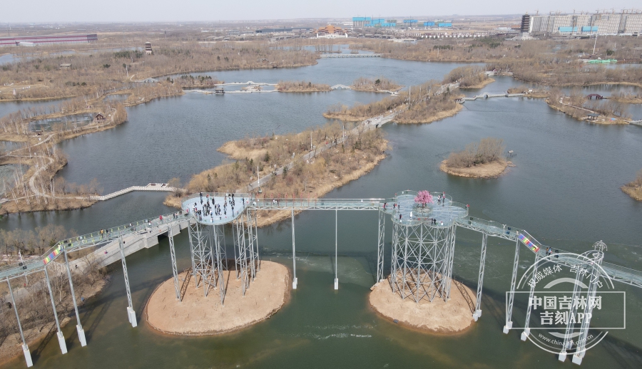 玻璃廊橋落戶長春北湖公園