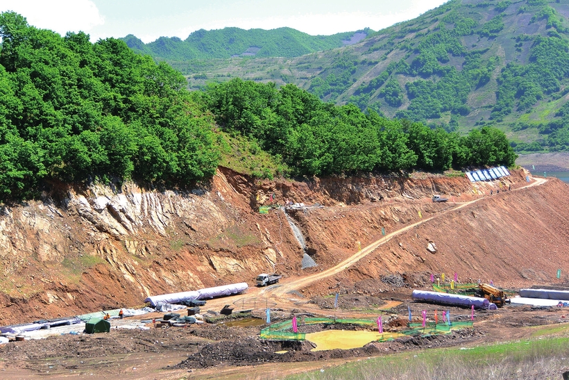 開道崇山峻嶺間——三道溝至錯草公路渾江段建設