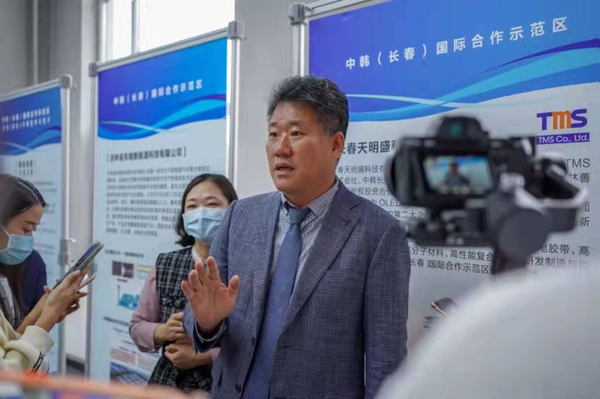 【吉林091702】中韓（長春）國際合作示範區:打造一流營商環境 培育投資興業沃土_fororder_長春天明盛科技有限公司董事長尹志説接受媒體採訪  中韓（長春）國際合作示範區供圖