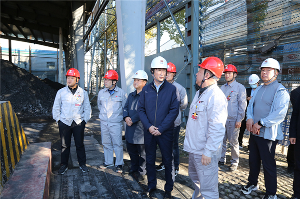 【吉林101301】延吉市委副書記、代市長吳賢哲到供熱企業調研冬季供熱準備情況_fororder_1在國能龍華延吉熱電有限公司調研 季芳旭 攝.JPG