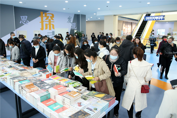 【吉林101503】發放惠民購書卡和民生讀本 書香勁飄延吉_fororder_5基層代表挑選圖書 楊婷婷 攝.JPG