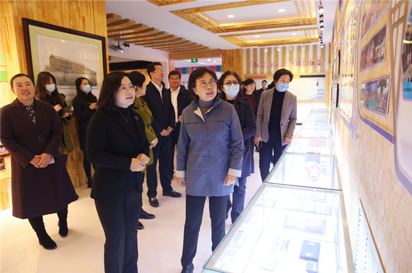 全國婦聯副主席黃曉薇到延吉市調研_fororder_調研組在延吉市中央小學調研  攝影 金洪石